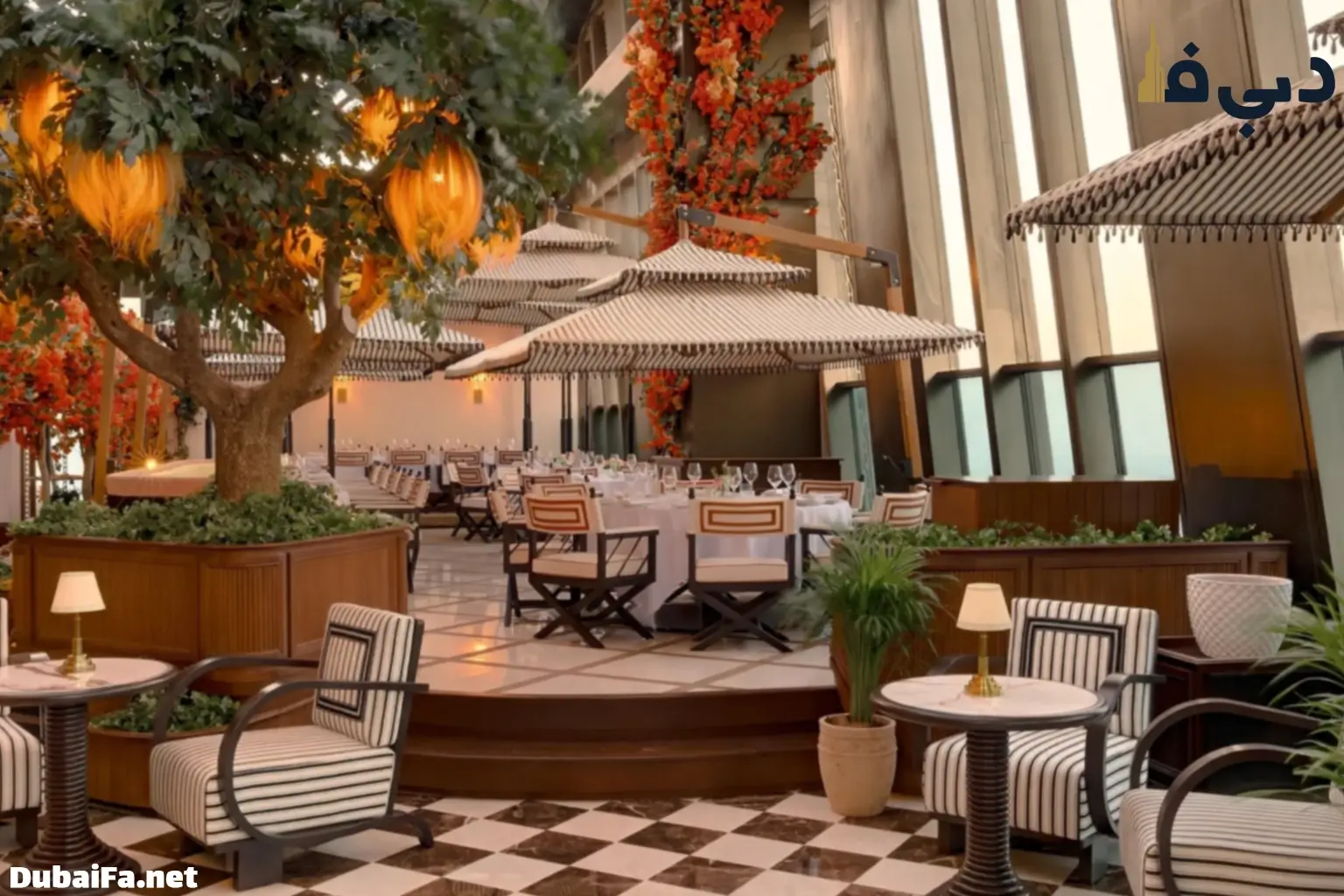 تصویری از فضای داخلی رستوران شیر در آفتاب